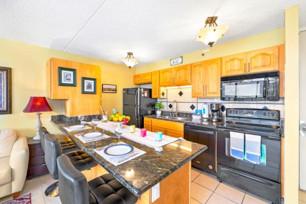 Bilde 9: Stylish with Mountain Views, Parking, Steps to Beach