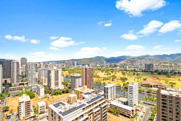 Bilde 7: Stylish with Mountain Views, Parking, Steps to Beach