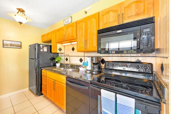 Bilde 4: Stylish with Mountain Views, Parking, Steps to Beach