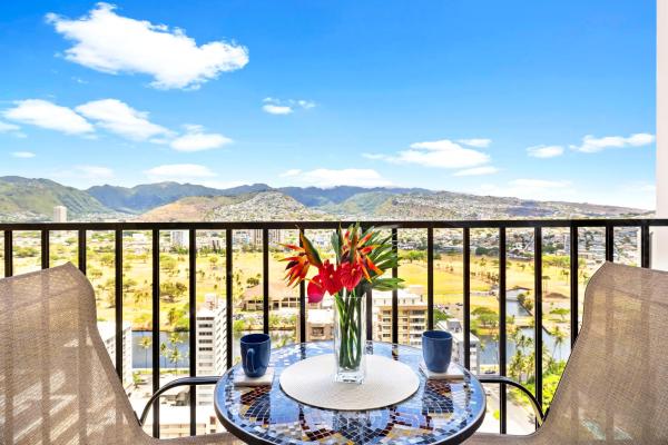 Bilde 3: Stylish with Mountain Views, Parking, Steps to Beach