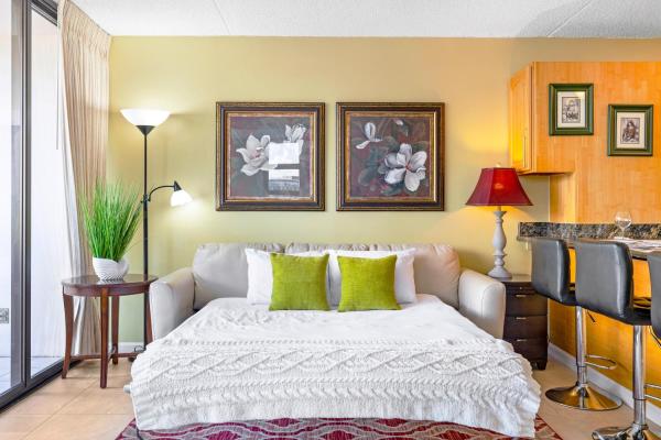 Bilde 8: Stylish with Mountain Views, Parking, Steps to Beach
