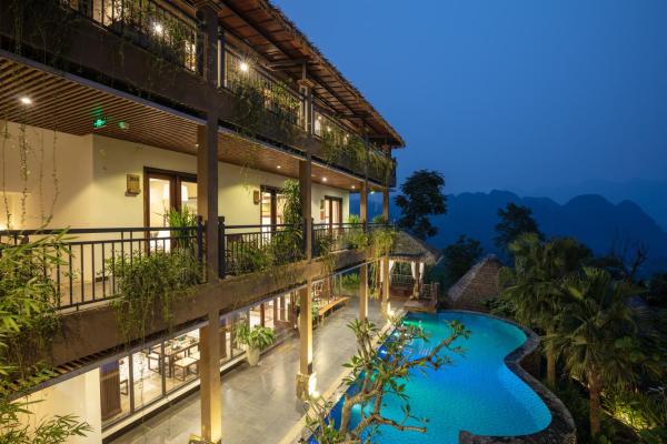 写真にはPu Luong市にあるEBINO PULUONG RESORT and SPAが写っています。