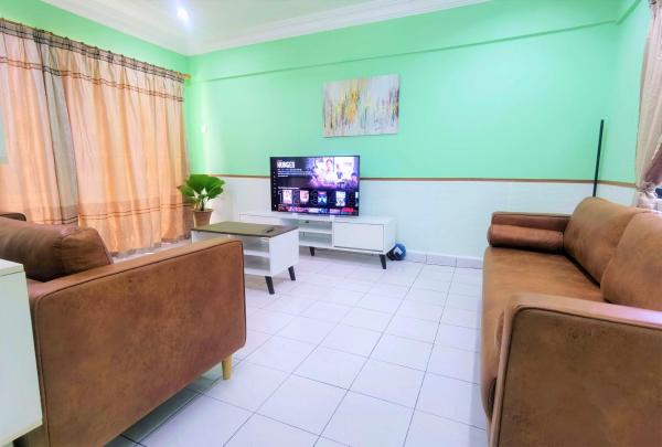 A la foto es mostra l'objecte 3 Rooms 2 parking 10pax PSR Comfy Sofa&Bed near MRT Eateries McD situat a la ciutat de Seri Kembangan.