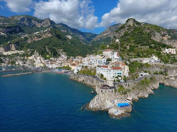 A la foto es mostra l'objecte IL NIDO situat a la ciutat de Amalfi.