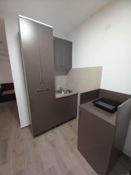 Auf dem Foto ist das Objekt PČELICA in der Stadt Resnik zu sehen.