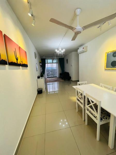 写真にはプトラジャヤ市にあるHomestay King Putrajaya Spacious 3BR 2 Min Walk to Everly 5 Min to Alamandaが写っています。