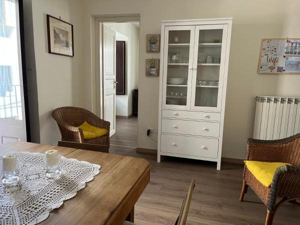 A la foto es mostra l'objecte L' Angolo dei Benedettini situat a la ciutat de Catània.