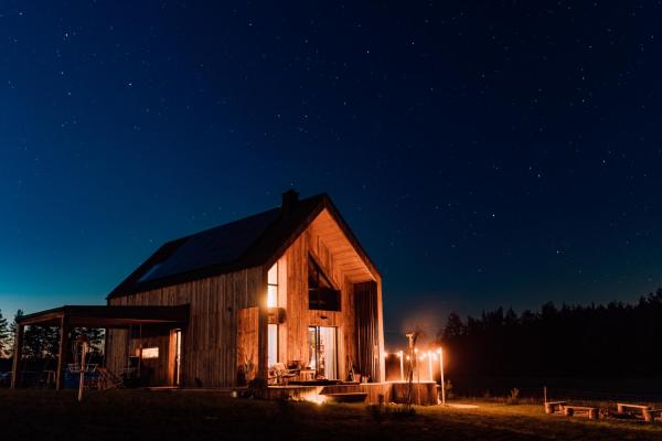 Nella foto è visibile l'oggetto Stodoła naturalnie - wyjątkowy dom z balią na Kaszubach nad jeziorem situato nella città di Łączyno.