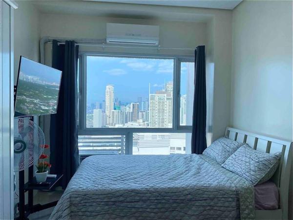 Makati Penthouse with Stunning City Skyline View, Manila
