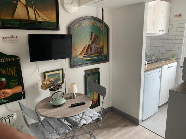 The photo shows the Studette tiny house de l église 12 m2 located in the city of Ault.