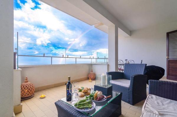 写真にはタオルミーナ市にあるTerrazza sul mareが写っています。