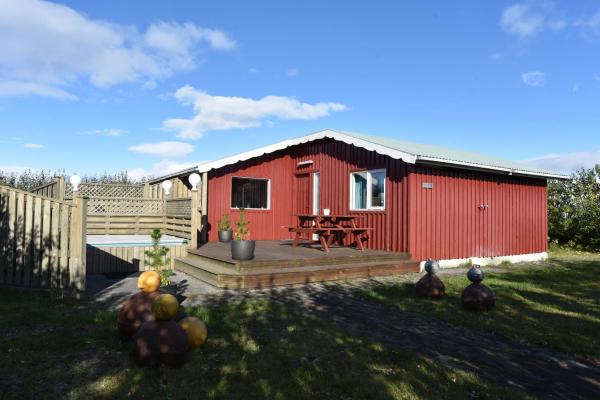 写真にはSvínavatn市にあるLaxás Cottageが写っています。