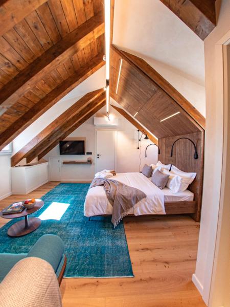 A la foto es mostra l'objecte Villa Porta Maestra situat a la ciutat de Hvar.