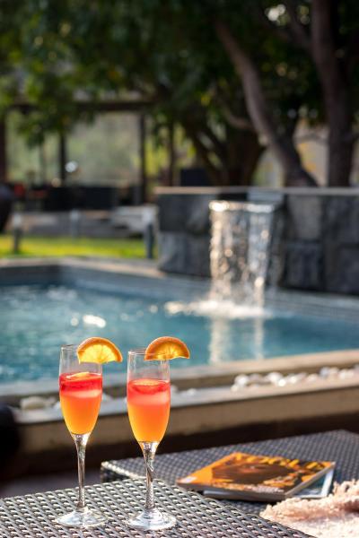 Bilde 7: The Leaf by StayVista - An enchanting escape offering a pool, terrace, lush lawn, contemporary interiors, and indoor games