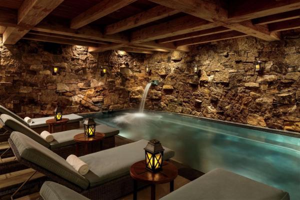 Na foto é possível ver o objeto Bachelor Gulch Ritz-Carlton 1 Bedroom Mountain Residence With Ski In, Ski Out Access, Hot Tub, And Full Service Spa localizado na cidade de Avon.
