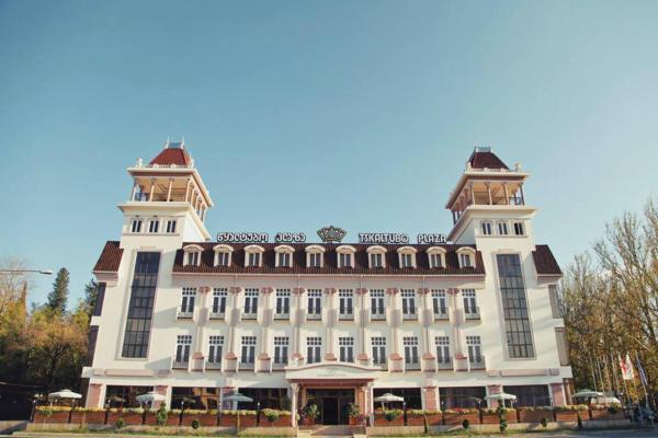 Na zdjęciu widoczny jest obiekt Tskaltubo Plaza Hotel położony w mieście Ckaltubo.