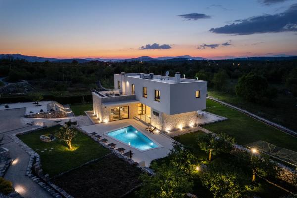 La photo montre l'objet Modern Villa M30 with private pool, 3 en-suite bedrooms situé dans la ville de Biorine.