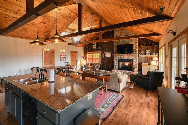 Nella foto è visibile l'oggetto Flying Squirrel Lakeview House - Spacious House with Private Deck and Hot Tub situato nella città di Topton.