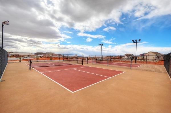 Zdjęcie 9: Playtime at Esc 2367 Gorgeous new home with Bunk Room, BBQ, Foosball, Resort Pickleball Courts!