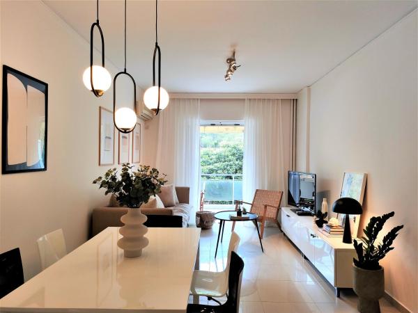 Na fotografii je vidět objekt Vouliagmeni Iasonos Residence Central Stylish Flat nacházející se ve městě Vouliagméni.