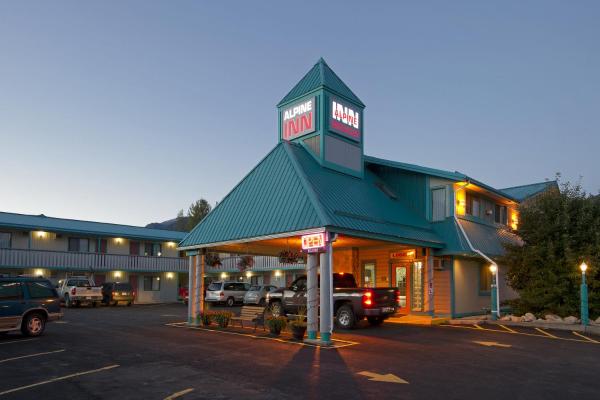 Na zdjęciu widoczny jest obiekt Alpine Inn położony w mieście Valemount.