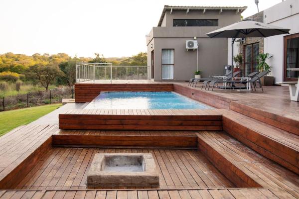 写真にはElim市にあるElim Lakeside Houseが写っています。