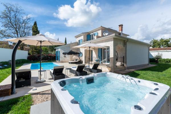 写真にはタール市にあるVilla LaDoraが写っています。