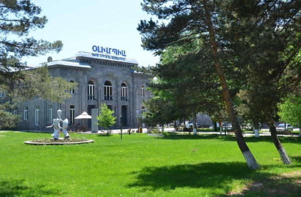 Na zdjęciu widoczny jest obiekt Jermuk Olympia Sanatorium położony w mieście Dżermuk.