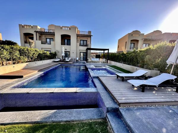 Luxurious Villa with Infinity Private Pool & Jacuzzi over Sabina Island's Lagoon, Hurghada