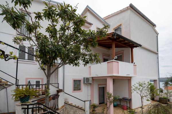A la foto es mostra l'objecte Apartments and rooms by the sea Posedarje, Novigrad - 21123 situat a la ciutat de Posedarje.