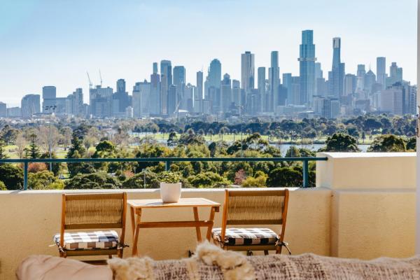 A la foto es mostra l'objecte Spectacular views over Albert Park situat a la ciutat de Melbourne.