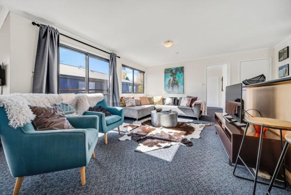 Kuvassa näkyy kohde Silvertrees 4 - Central 3BR Townhouse l Spa Bath l BBQ l WiFi, joka sijaitsee kaupungissa Jindabyne.