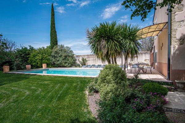 The photo shows the Stunning property between Alpilles and Luberon located in the city of Cavaillon.