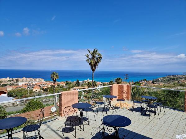 Na fotografii je vidět objekt Hotel Calysea Tropea - Breakfast & Brunch Until 13-00 Included - Free Private Parking nacházející se ve městě Tropea.
