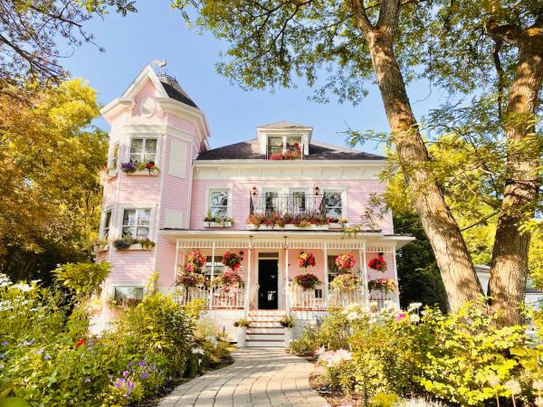 Na zdjęciu widoczny jest obiekt Maison Rose położony w mieście Rigaud.