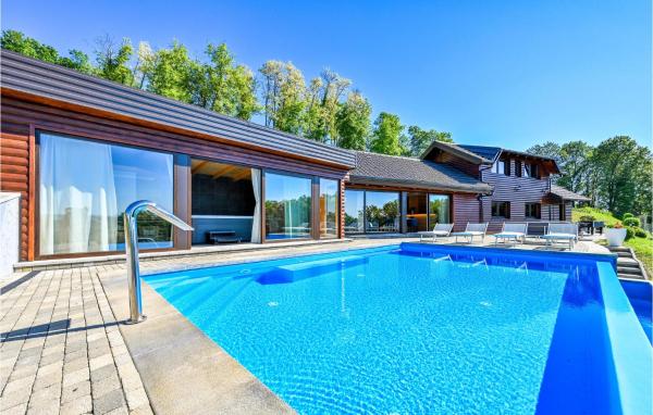 På bilden syns objektet Four-Bedroom Holiday Home som ligger i staden Bregi Radobojski.