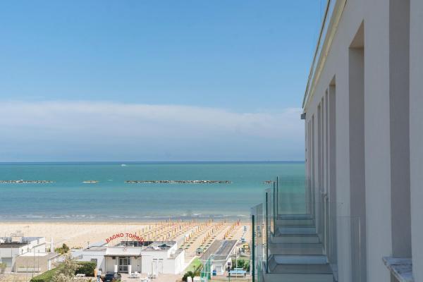 På billedet ses objektet Hotel Atlas beliggende i byen Cesenatico.