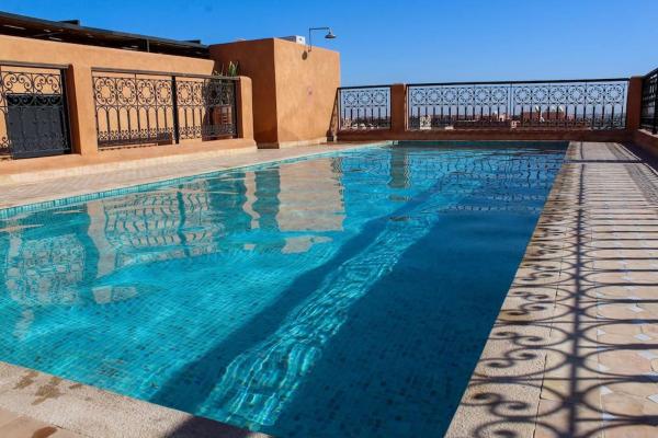 APP. Traversant au GUELIZ + Piscine sur le toit, Марракеш
