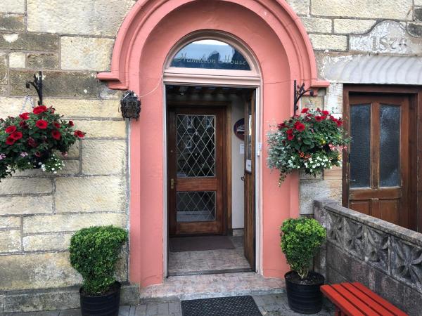 På billedet ses objektet Hamilton house beliggende i byen Oban.