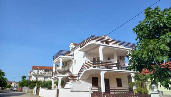 A la foto es mostra l'objecte Apartman-Kuzminski-Kraje14 situat a la ciutat de Vodice.