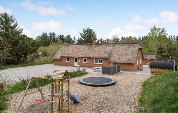 Nella foto è visibile l'oggetto Lovely Home In Ulfborg With Sauna situato nella città di Ulfborg.