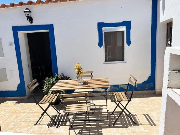 A la foto es mostra l'objecte Zena Houses situat a la ciutat de Beja.