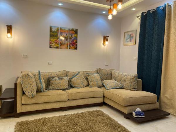 Nella foto è visibile l'oggetto 3bedroom family apartment situato nella città di Il Cairo.