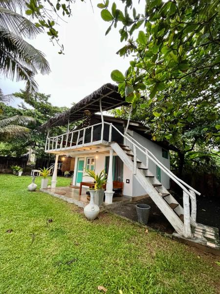 På billedet ses objektet Beach House Kalukatiya - Family Villa, Seaview Room, Garden Room, Beach Cabana beliggende i byen Dikwella.