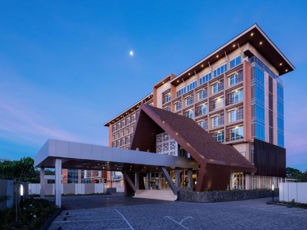 Na fotografii je vidět objekt Hotel Santika Gunungkidul nacházející se ve městě Gading.