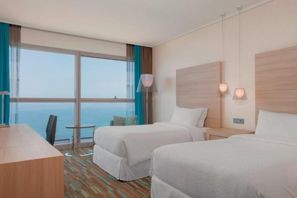 Premium Twin Beds, Guest room, 2 Double, Sea facing view — 30 m² - Four Points by Sheraton Oran