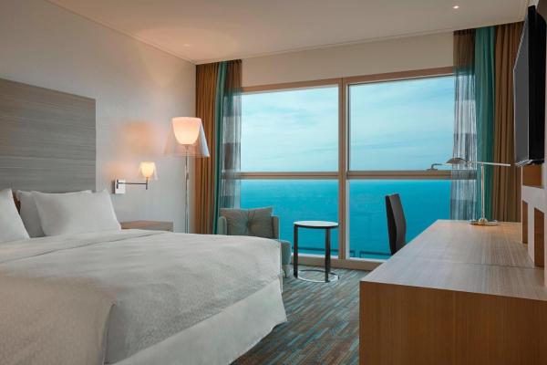 Premium Queen Room with Sea View — 30 m² - Four Points by Sheraton Oran