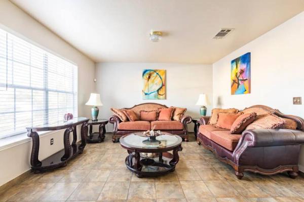 A la foto es mostra l'objecte Opuluxe Poolside Paradise Sleeps 6 situat a la ciutat de Austin.