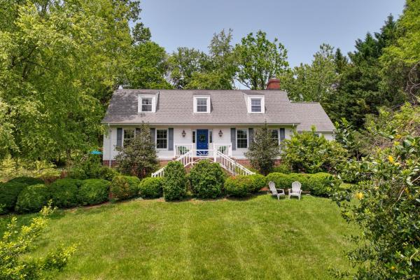 På bildet vises objektet Rural and Spacious Virginia Home on about 2 Acres! som ligger i byen Locust Dale.