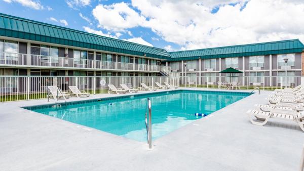 A la foto es mostra l'objecte Red Roof Inn & Suites DeKalb situat a la ciutat de DeKalb.